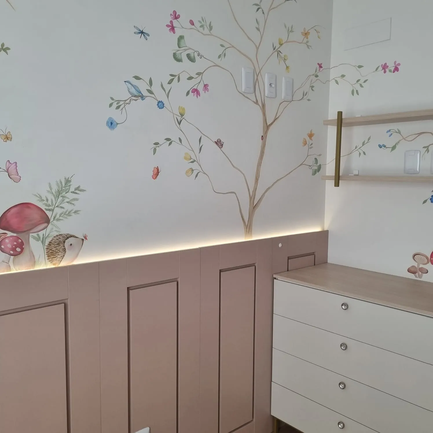 Habitación de bebé con mural tierno pintada a medida en Uruguay